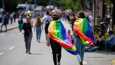 Regenbogenfamilien: Familien, in denen ein gleichgeschlechtliches Paar mit minderjährigen Kindern in einem Haushalt zusammenlebt. (Archivbild)