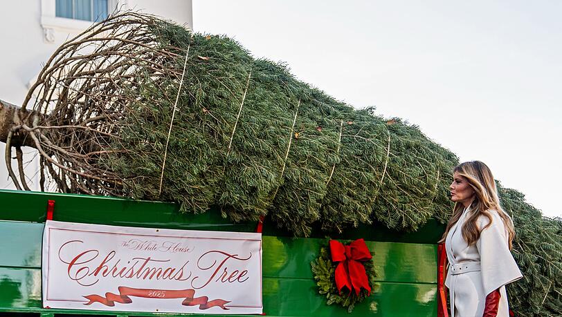 Melanie Trump nimmt den Weihnachtsbaum in Empfang.