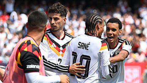 Leroy San&eacute; (2.v.r.) feiert mit Jamal Musiala (r.) und Kai Havertz (2.v.l.) nach seinem Tor zum 1:2.