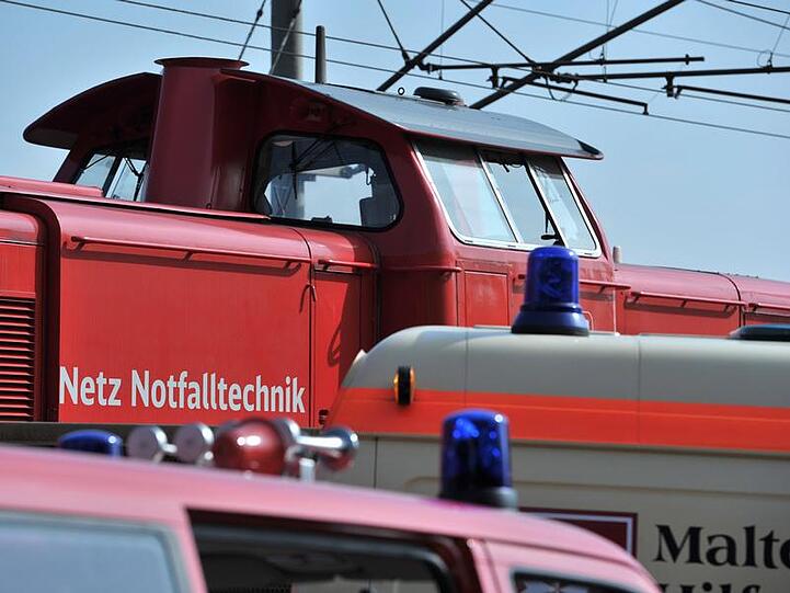 Eine Lok bringt die ersten Passagiere aus dem Tunnel