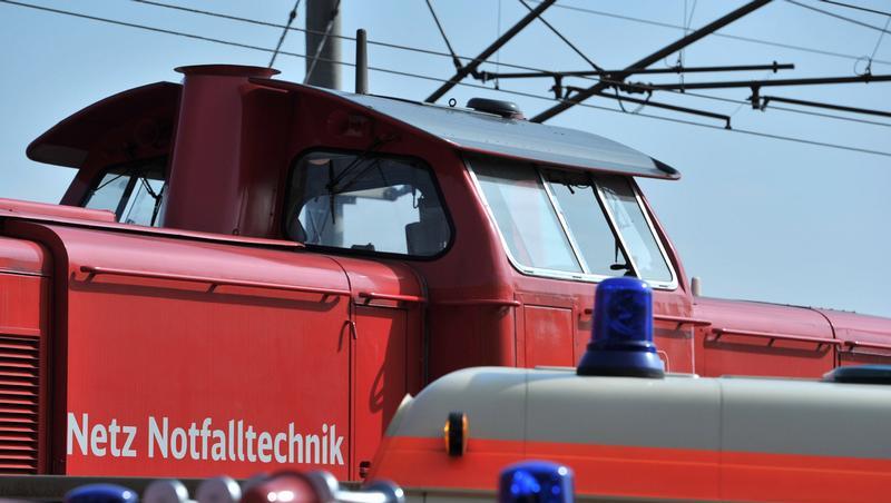 Eine Lok bringt die ersten Passagiere aus dem Tunnel Eine Lok bringt die ersten Passagiere aus dem Tunnel