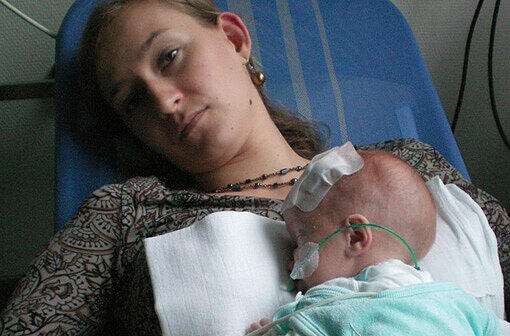 Erschöpfter Blick: Izabela Grunwald und ihr Baby.