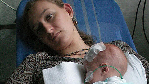 Erschöpfter Blick: Izabela Grunwald und ihr Baby.