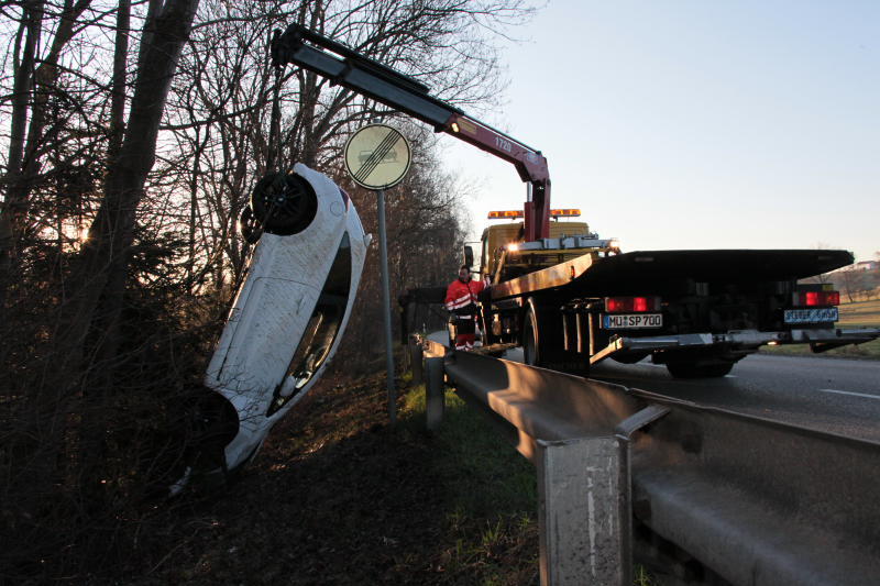 Die Leiptplanke als Sprungschanze: Ein Opel-Fahrer ist bei Aschau am Inn von der B12 abgekommen und mit seinem Wagen auf dem Dach gelandet. Der Fahrer wurde leicht verletzt.