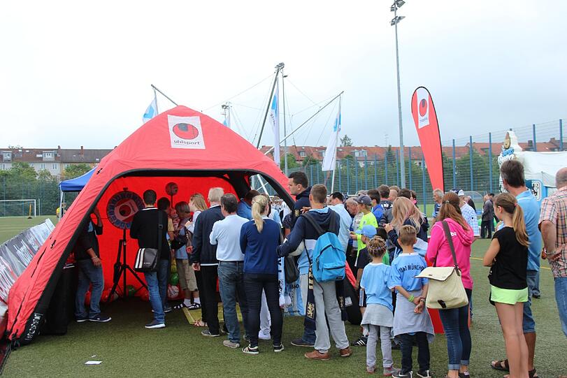 Weitere Bilder vom Löwen-Fanfest am Trainingsgelände an der Grünwalder Straße.