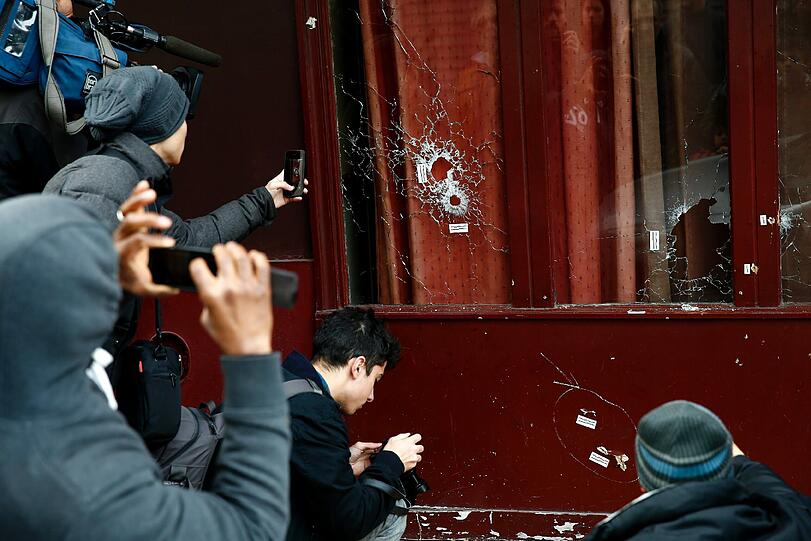 Trauer in und um Paris. Die Bilder nach der Serie von der Terroranschlägen.