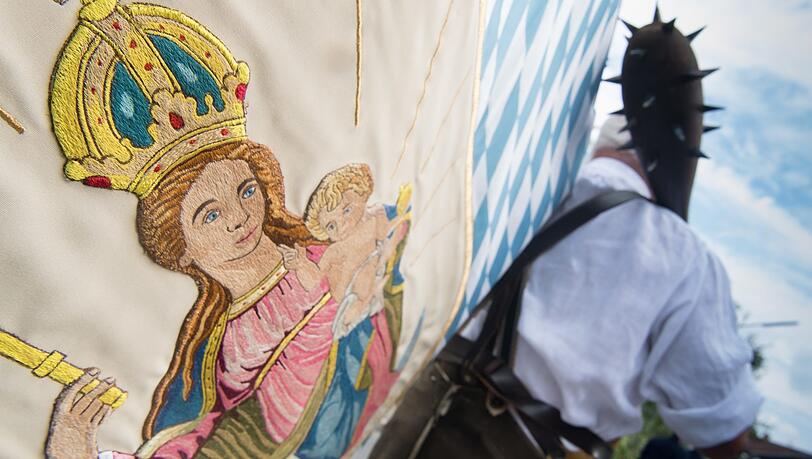Als der historische "Schmied von Kochel" trägt ein Mann eine Marien-Fahne an Maria Himmelfahrt beim Großen Trachtenfestzug. Die Katholiken vor allem im Süden Bayerns begehen an diesem Samstag den traditionsreichen Feiertag Mariä Himmelfahrt. Als der historische "Schmied von Kochel" trägt ein Mann eine Marien-Fahne an Maria Himmelfahrt beim Großen Trachtenfestzug. Die Katholiken vor allem im Süden Bayerns begehen an diesem Samstag den traditionsreichen Feiertag Mariä Himmelfahrt.