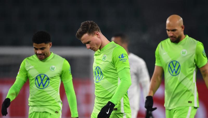 Nach dem 0:0 gegen Borussia Mönchengladbach verlassen Wolfsburgs Spieler Paulo Otávio (l-r), Yannick Gerhardt und John Brooks den Platz.