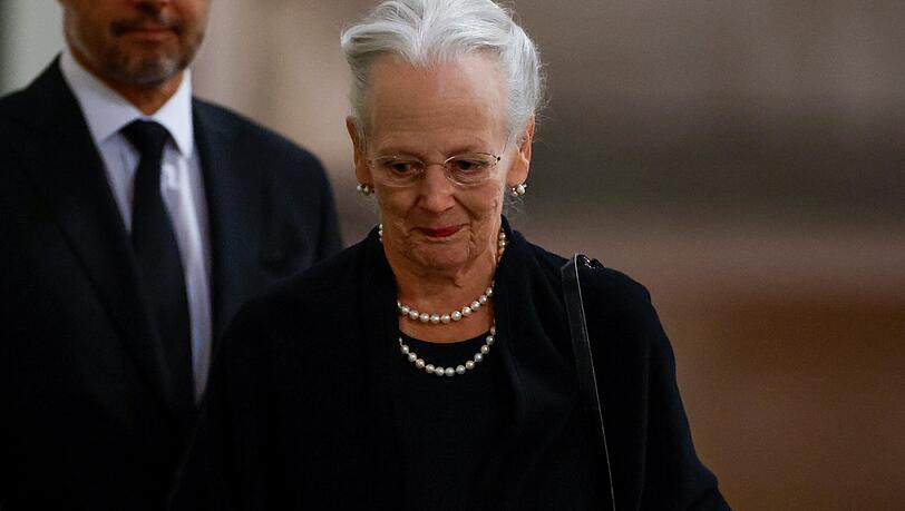 Nach dem Besuch der Trauerfeier für Queen Elizabeth wurde Königin Margrethe von Dänemark positiv auf das Coronavirus getestet. Nach dem Besuch der Trauerfeier für Queen Elizabeth wurde Königin Margrethe von Dänemark positiv auf das Coronavirus getestet.