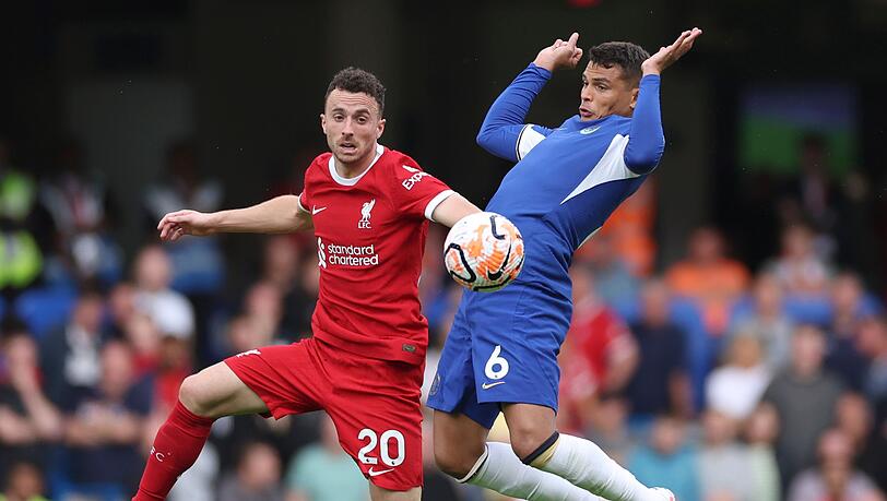 Liverpools Diogo Jota (l) im Zweikampf mit Thiago Silva vom FC Chelsea.