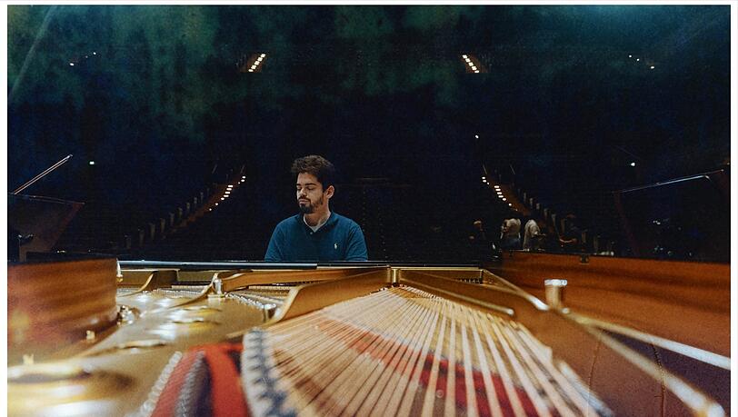 Lahav Shani als Bach-Interpret am Klavier.