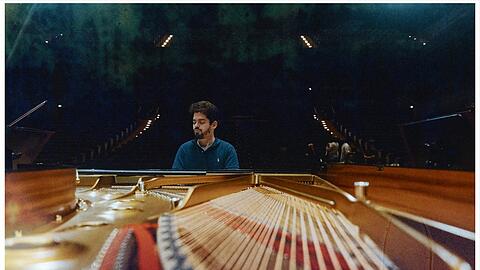 Lahav Shani als Bach-Interpret am Klavier.