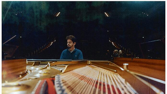 Lahav Shani als Bach-Interpret am Klavier.