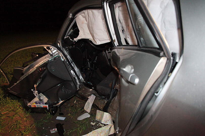 Horror-Unfall im Landkreis Erding: Ein Ehepaar stirbt nach einem Zusammenstoß mit einem 26-jährigen Autofahrer. Der Mann wird leicht verletzt. Die Ursache des Unfalls, der sich am späten Mittwochnachmittag ereignete, ist noch unklar. Hier sehen Sie die Bilder vom Unfallort.