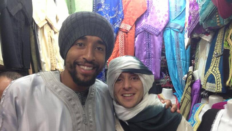 Dante und Rafinha vom FC Bayern München während der Klub-WM auf dem Markt ("Souk") von Marrakesch. Dante und Rafinha vom FC Bayern München während der Klub-WM auf dem Markt ("Souk") von Marrakesch.