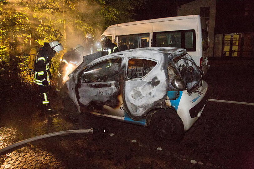Aus bislang ungeklärter Ursache ging in Traunreut ein Kleinwagen in Flammen auf und brannte komplett aus.