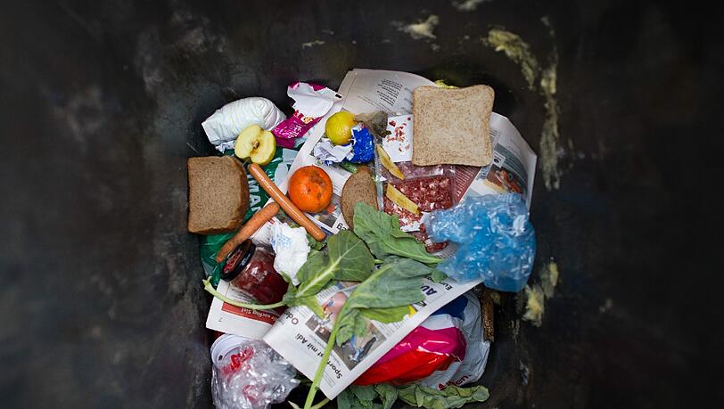 Essen in der Tonne: Lebensmittelverschwendung ist immer auch Energieverschwendung. Essen in der Tonne: Lebensmittelverschwendung ist immer auch Energieverschwendung.