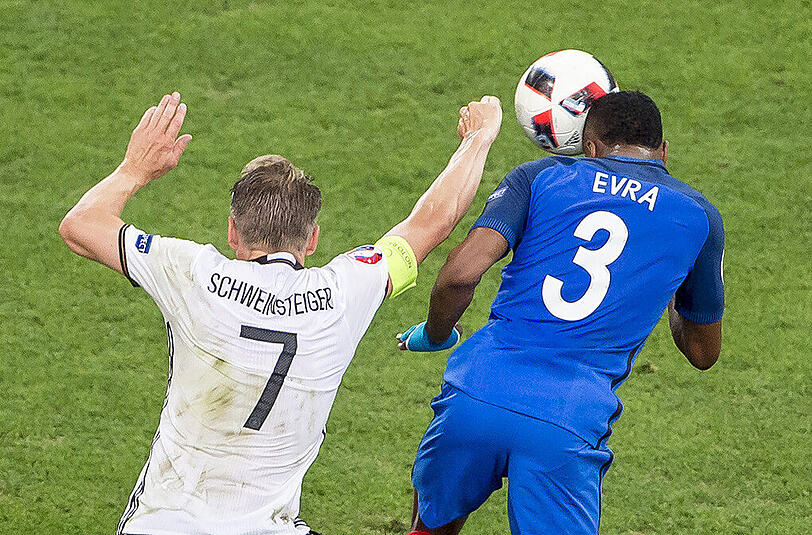 DAS HANDSPIEL VON BASTIAN SCHWEINSTEIGER Ein Pfiff, Elfmeter, Tor - und das Aus. "Ich kann es nicht erklären", sagte Schweinsteiger. "Meine Hand hat da nichts zu suchen." So ist es.