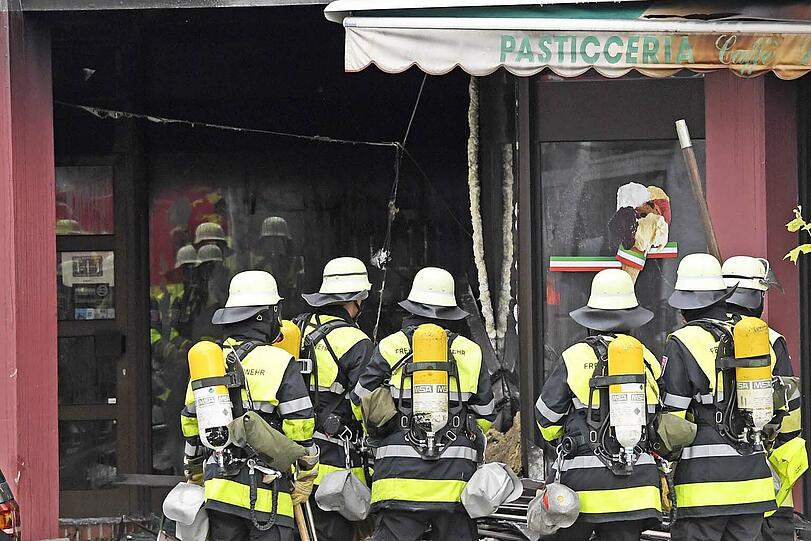 Mit mehreren Rohren, die über zwei Gebäudeseiten zum Einsatz kamen, schafften es die Feuerwehrleute, die Flammen rasch unter Kontrolle zu bringen und Schlimmeres zu verhindern.