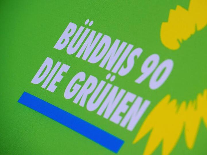Das Logo der Grünen steht auf einem Aufsteller der Partei. Foto: Stefan Sauer/dpa-Zentralbild/dpa/Archivbild