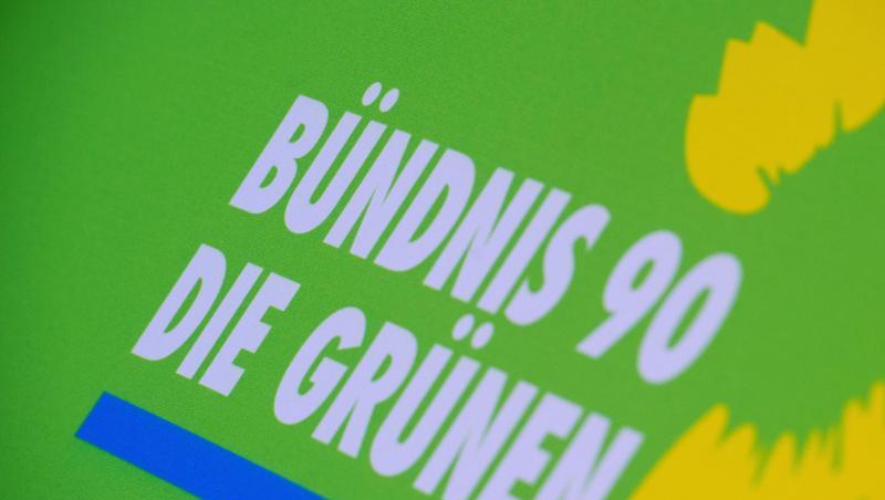 Das Logo der Grünen steht auf einem Aufsteller der Partei. Foto: Stefan Sauer/dpa-Zentralbild/dpa/Archivbild Das Logo der Grünen steht auf einem Aufsteller der Partei. Foto: Stefan Sauer/dpa-Zentralbild/dpa/Archivbild