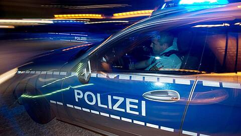 Eine Polizeistreife fährt zu einem Einsatz.