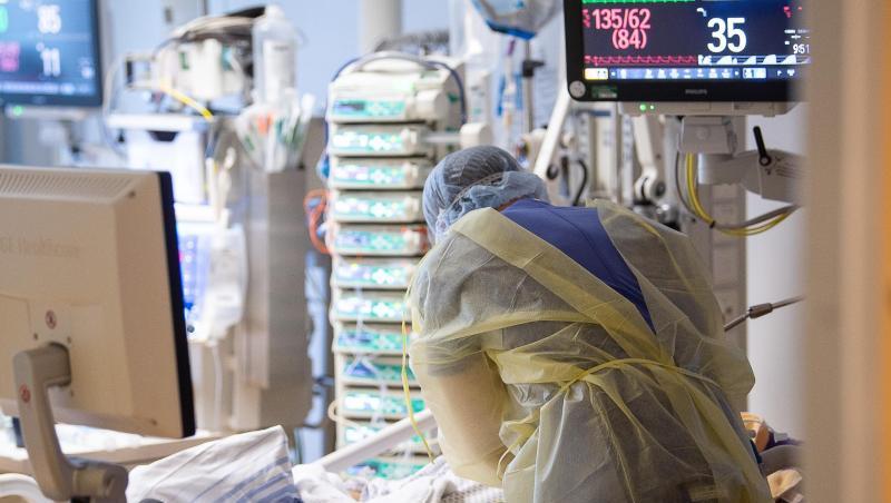 Ein Intensivpfleger behandelt auf einer Intensivstation einen Covid-19-Patienten. Ein Intensivpfleger behandelt auf einer Intensivstation einen Covid-19-Patienten.