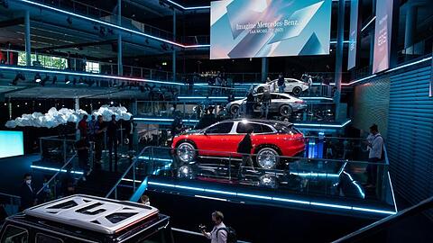 Journalisten und Gäste schauen sich vor Beginn der Automesse IAA Mobility die neuen Modelle an.