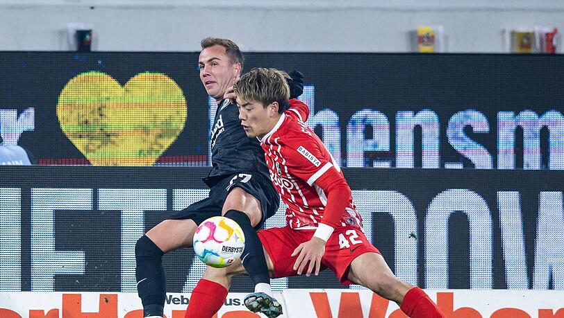 Frankfurts Mario Götze (l) im Zweikampf mit dem Freiburger Ritsu Doan.