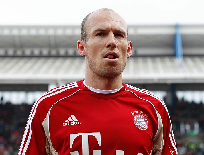 Arjen Robben stichelt, weil er auf er Bank sitzen musste. Verlängern soll er aber trotzdem.