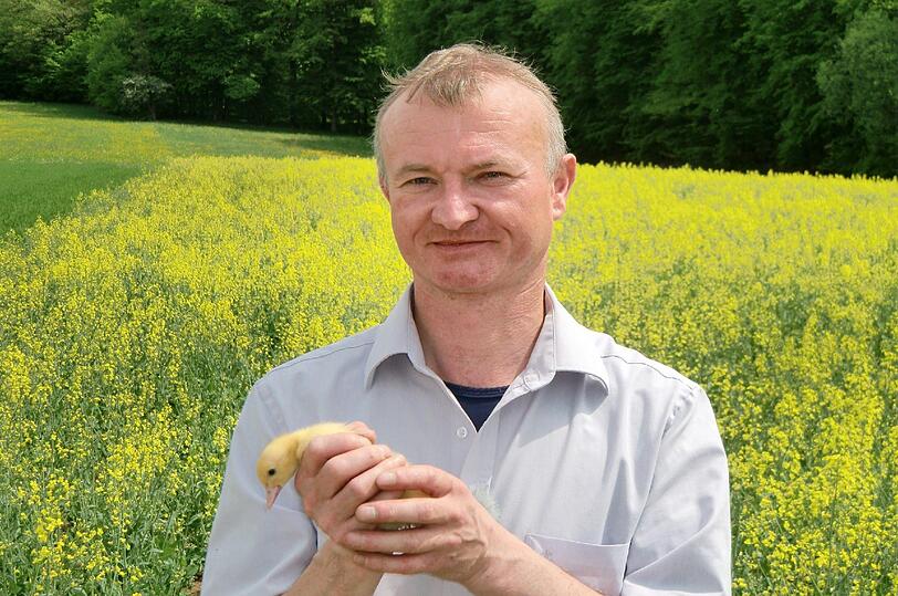 Jürgen, der heitere Hühnerwirt (42), stammt aus Oberfranken. Mit seinem Onkel betreibt der 42jährige einen Geflügelhof mit knapp 1000 Hühnern und Küken. Der fleißige Franke geht voll und ganz in seiner Arbeit auf, aber eine Partnerin, mit der er sein Leben teilen kann, hat er noch nicht gefunden. Schon seit langem wünscht er sich eine Frau an seiner Seite, die ihn mit ihrem Lächeln verzaubert: "Sie sollte das gewisse Etwas haben. Ich muss mit einer Frau Spaß haben, mit ihr durch dick und dünn gehen können." Außerdem sollte sie Freude an der Landwirtschaft und Gartenarbeit haben. Besonders wichtig ist dem humorvollen Landwirt, gemeinsame Zeit mit seiner Liebsten zu verbringen. Denn dem im Sternzeichen Jungfrau Geborenen fehlt vor allem die Nähe: "Ich bin halt ein ganz Anschmiegsamer und brauche viel Liebe." Jürgen möchte sich gern wieder fallen lassen und wünscht sich eine warmherzige Partnerin an seiner Seite, die ihn auffängt und auch in stürmischen Zeiten zu ihm hält.
