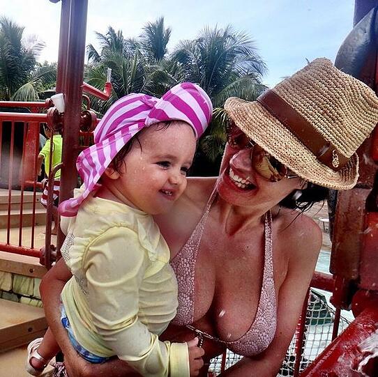 Tamara Ecclestone postet gerne Bilder von sich und Töchterchen Sophia.