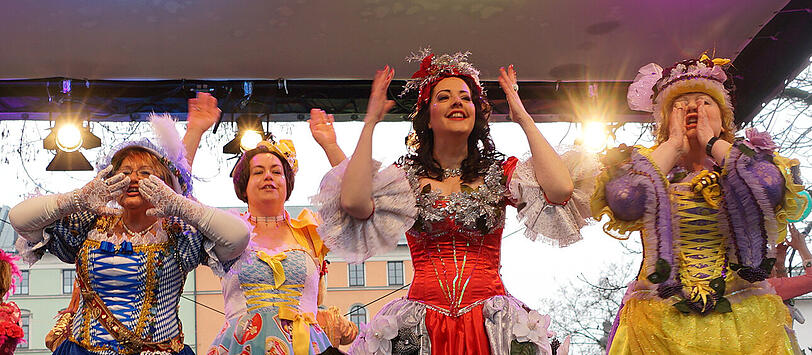 Showacts und Tanz der Marktweiber - hier gibt's die besten Bilder vom Faschingstreiben am Viktualienmarkt.