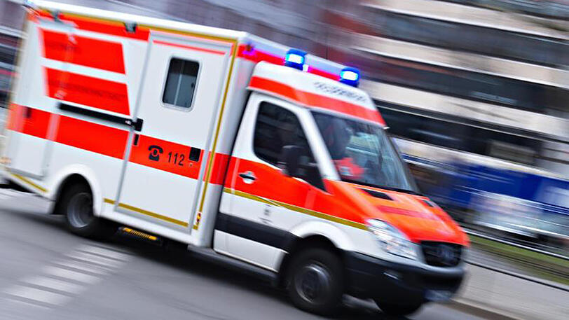 Rettungswagen mit Blaulicht. In einem Fürther Baumarkt ist ein 31-Jähriger Betonsteinen erschlagen worden.