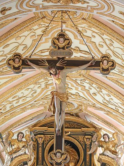 In strahlenden Farben gestaltet: das Chorbogenkreuz.