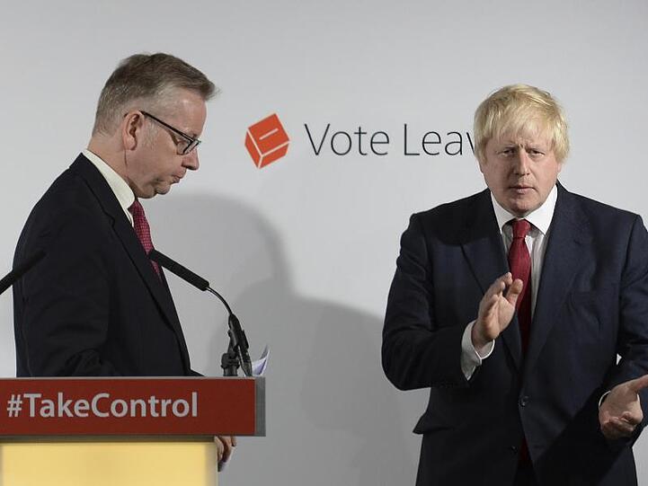 Staatsminister Michael Gove (l) gilt als rechte Hand von Premierminister Boris Johnson.