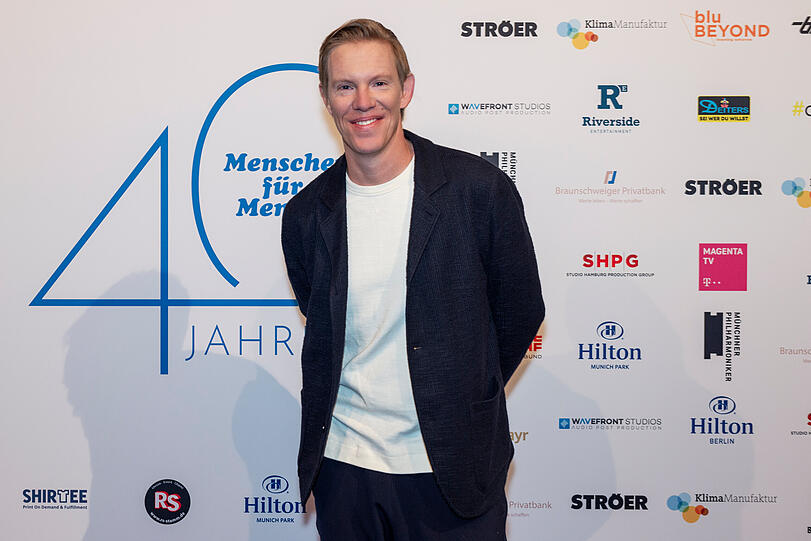Simon Gosejohann sammelte im Vorfeld der Gala gemeinsam mit seinem
ehemaligen Kontrahenten Elton aus der TV-Show Elton & Simon Spenden für Äthiopien auf dem Hamburger Isemarkt.