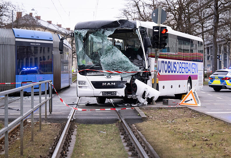 In dem stark beschädigten Reisebus befanden sich den Angaben zufolge viele Kinder und ihre Betreuer.