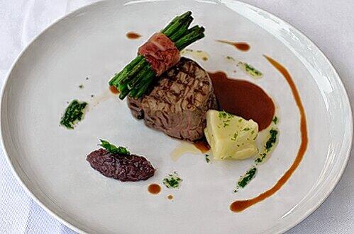 Zum Hauptgang serviert das Künstlerhaus Pommersches Filet.
