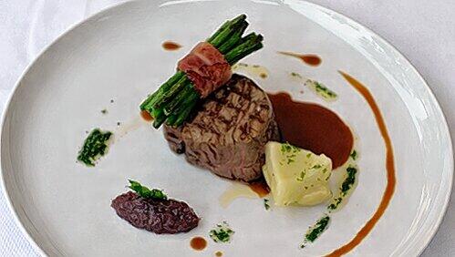 Zum Hauptgang serviert das Künstlerhaus Pommersches Filet. Zum Hauptgang serviert das Künstlerhaus Pommersches Filet.