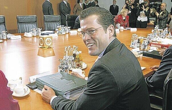 Die Firma "von Guttenberg" verkauft Stahlzargen und Dämmschalen. Der Minister "zu Guttenberg" hat von solchen Dingen keine Ahnung.
