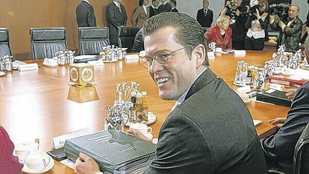 Die Firma "von Guttenberg" verkauft Stahlzargen und Dämmschalen. Der Minister "zu Guttenberg" hat von solchen Dingen keine Ahnung. Die Firma "von Guttenberg" verkauft Stahlzargen und Dämmschalen. Der Minister "zu Guttenberg" hat von solchen Dingen keine Ahnung.