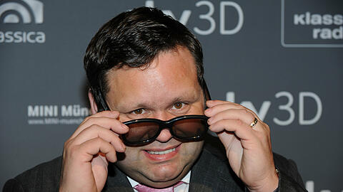 Der Sänger Paul Potts mit einer stylischen 3D-Brille.
