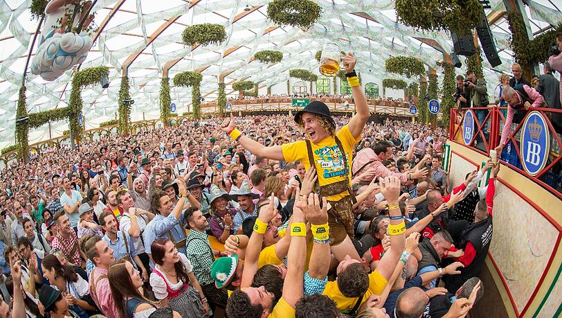 Stimmung im Zelt: Was der Hit der Wiesn 2014 wird, steht noch nicht fest. Stimmung im Zelt: Was der Hit der Wiesn 2014 wird, steht noch nicht fest.