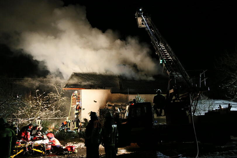 Das Haus in Pittenhart stand in den Abendstunden im Flammen.
