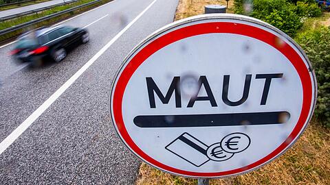 Ein Verkehrsschild weist die Autofahrer am 18.06.2015 bei Regenwetter an der Stadtautobahn in Rostock (Mecklenburg-Vorpommern) auf die Mautpflicht für die Passage des Warnowtunnels hin.