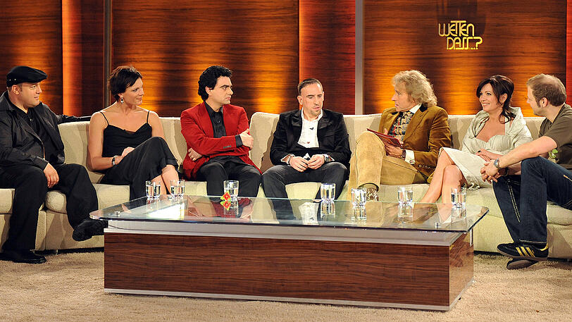 21. März 2009: Fernsehmoderator Thomas Gottschalk (3.v.r) szusammen mit seinen Gästen, dem Schauspieler Kevin James, Skirennfahrerin Maria Riesch, Opernsänger Rolando Villazon, Bayern-Profi Franck Ribéry, Schauspielerin Iris Berben und Comedian Mario Barth (von links) in der ZDF-Sendung "Wetten dass...?" in der Münchner Olympiahalle.