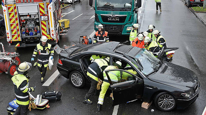 Der Fahrer des BMW wurde bei dem Unfall schwer verletzt.