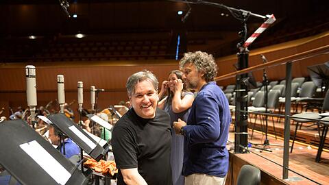 Der Dirigent Antonio Pappano (vorn) mit Jonas Kaufmann und der Sopranistin Federica Lombardi bei den Aufnahmen für Verdis &bdquo;Otello&ldquo; in Rom.