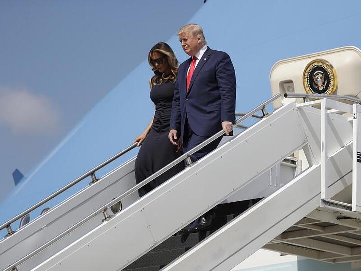 Donald Trump und First Lady Melania Trump verlassen in Dayton die Air Force One.